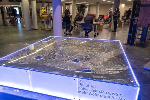 Das große Modell der Stadt Mainz findet sich heute im Foyer des Stadthauses an der Großen Bleiche.  Foto: Stefan F. Sämmer