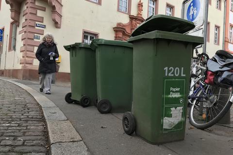 Auf Gehwegen in Mainz gibt es oftmals Hindernisse, denen Fußgänger ausweichen müssen. Hier versperren Mülltonnen den Durchgang.  Foto: Maximilian Brock