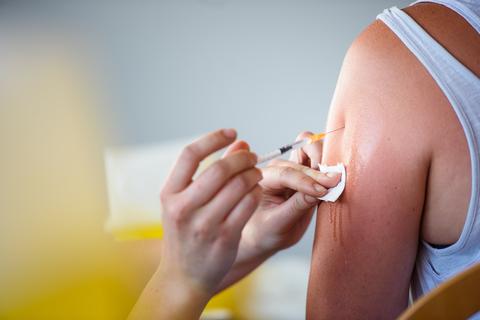 Ein Impfwilliger wird in einem Impfzentrum gegen Covid-19 geimpft. Foto: dpa/Gregor Fischer