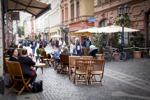 Der Stadtrat verlängert den Mainzer Lokalen die Erlaubnis zu erweiterten Außengastronomie. Foto: Bianca Beier