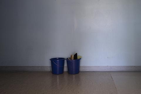 Nur die Putzeimer stehen noch im leergeräumten Sanitätsversorgungszentrum.