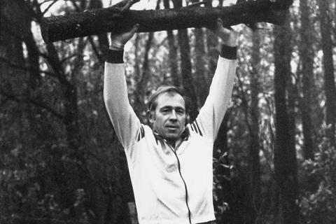 Als Minister für Soziales, Gesundheit und Sport zeigte Heiner Geißler sich auch gern in sportlicher Pose.Archivfoto: Klaus Benz  Foto: 