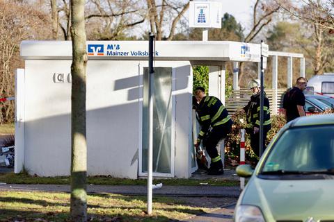 Unbekannte haben einen Geldautomaten in Mainz-Mombach gesprengt. Die Ermittlungen laufen.  Foto: Sascha Kopp / VRM Bild