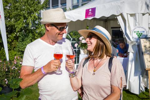 Anstoßen auf die Premiere des Weinx1-Genussevents: Im Garten der VRM in Mainz-Marienborn hatten die Besucher die Auswahl zwischen 41 verschiedenen Weingütern und mehr als 200 Weinen.