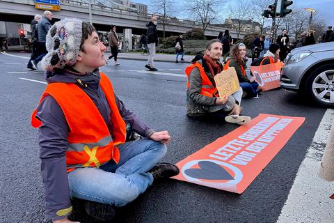 Klimaaktivisten der "Letzten Generation" blockieren den Verkehr auf der Binger Straße in Mainz.
