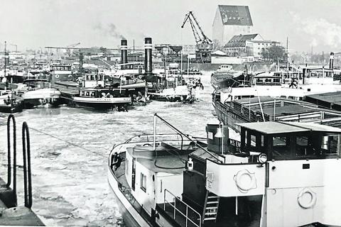Wenn der Rhein zugefroren ist, liegen die Schiffe (hier eine Aufnahme von 1956) teils über Wochen fest. Foto: Sammlung Michael Bermeitinger