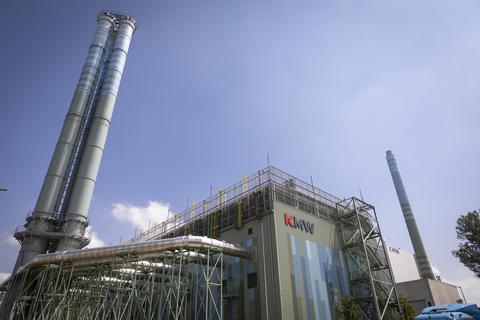 Die KMW ist mit ihren vier Kraftwerken auf der Ingelheimer Aue der wichtigste Stromproduzent in Mainz. Vorne ist das neue Blockheizkraftwerk zu sehen, rechts hinten der Schornstein des Kombikraftwerks.  Archivfoto: Tim Würz