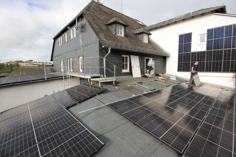 Die Photovoltaikanalage wurde auf der Gebäuderückseite des Schullandheims Winterburg installiert. Foto: Daniel Venohr