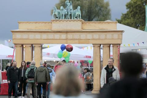 Nachbildung des Brandenburger Tores vor dem Mainzer Rathaus. Archivfoto: Sascha Kopp  Foto: 