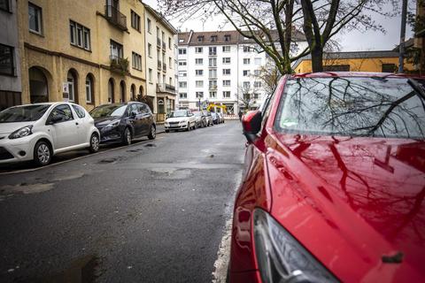 In allen Stadtteilen, also auch in der Neustadt, will die BI die Zahl der Parkplätze um 40 Prozent reduzieren. Zudem sollten jährlich 2000 Stellplätze im Stadtgebiet kostenpflichtig werden, so die Forderung. Foto: Lukas Görlach
