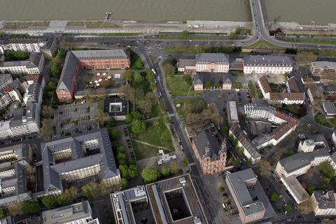 Viel zu tun: Auf diesem Bild aus früheren Jahren sind die einzelnen Projekte im Regierungsviertel gut zu erkennen. Sie reichen vom Kurfürstlichen Schloss über den Ernst-Ludwig-Platz bis hin zum Platz der Mainzer Republik und der Kirche St. Peter.