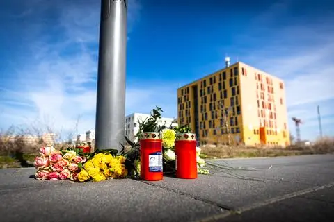 Blumensträuße und Kerzen an einem Laternenmast erinnern an den tödlichen Unfall am Mainzer Hochschul-Campus. Foto: Lukas Görlach