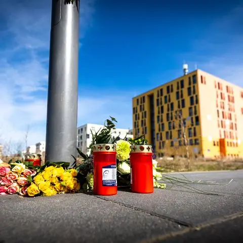 Blumensträuße und Kerzen an einem Laternenmast erinnern an den tödlichen Unfall am Mainzer Hochschul-Campus.
