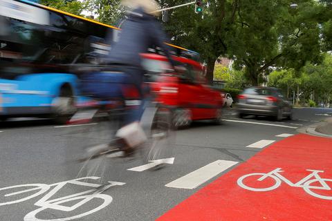 Fahrrad-Piktogramme zieren einige Straßen in Mainz. Archivfoto: Sascha Kopp