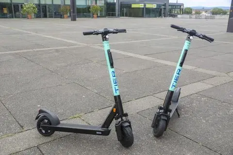 Die erste Vorstellung des E-Scooters auf dem Mainzer Rathausplatz. Foto: Harald Kaster