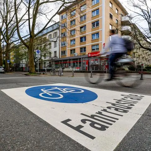 Große Farbmarkierungen auf der Fahrbahn weisen die Hindenburgstraße als Fahrradstraße aus.