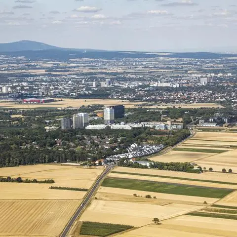 Das interkommunale Gewerbegebiet soll den Plänen nach auf 15 Hektar auf der südlichen (hier rechten) Seite der Essenheimer Straße entstehen, zwischen der Waldgaststätte an der Kreuzung mit der Draiser Straße (im Vordergrund des Bildes) und dem großen Kreisel am Ortseingang von Lerchenberg.