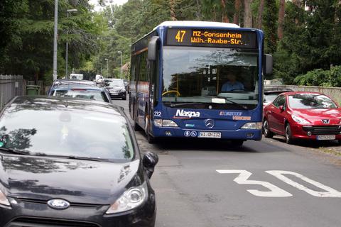 Die Buslinie 47 in der Kapellenstraße in Gonsenheim.