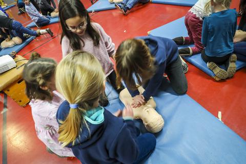 Leser Helfen Reportage KIKAM Reanimationstraining für Schüler - Foto: Lukas Görlach