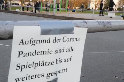 Viele öffentliche Plätze sind in Mainz aufgrund des Coronavirus gesperrt. Ordnungsamt und Polizei werden kontrollieren, ob die Verbote eingehalten werden. Foto: Sascha Kopp
