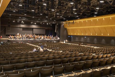 Probe der Staatsphilharmonie im neu gestalteten Kongress-Saal mit den charakteristischen Wandpaneelen. Foto: Mainzplus Citymarketing