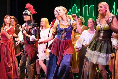 Auch Raxlifax und Gott Mogglon, Loreleya und Brunftia wirbeln durch das Musical „Moggelguntia“. Foto: hbz/Kristina Schäfer