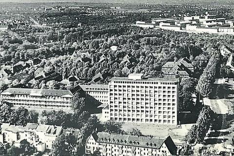 Der Campus 1958 mit HNO- und Augenklinik, links Frauenklinik. Ansonsten duckt sich die Klinik ins dichte Grün. Foto: Sammlung Michael Bermeitinger