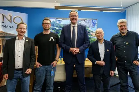 Gemeinsam feiern sie das 30-jährige Bestehen von Ubisoft Mainz, einem der führenden Spiele-Studios Deutschlands: (v. l. n. r.) Studiochef Thomas Pottkämper, Creative Director Manuel Reinher, Ministerpräsident Alexander Schweitzer, Ubisoft-CEO Yves Guillemot und Ubisoft Blue Byte Manager Benedikt Grindel. 
