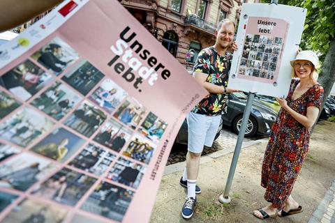 Inhabergeführten Läden ein Gesicht geben: Manuel Schneider und Jana Blume, zwei der Initiatoren der Aktion, vor einem der neuen Plakate in der Mainzer Innenstadt. Foto: Sascha Kopp