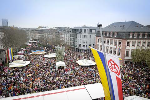 Über Schillerplatz und Fastnachtsbrunnen weht wieder die vierfarbbunte Flagge des MCV.
