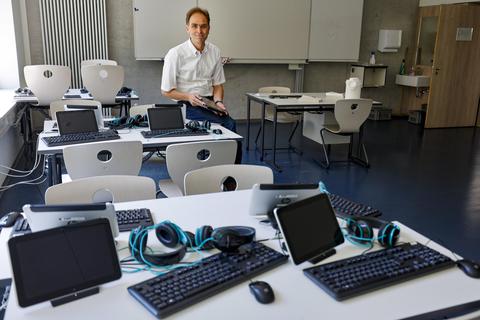 Schulleiter Stefan Moos in einem Computerraum des Gymnasiums. Das Frauenlob hat im Rahmen eines Pilotprojektes rund 900 iPads für seine Schülerinnen und Schüler erhalten. Foto: Sascha Kopp