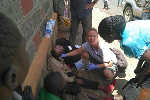 Heidi Jelic bei der Behandlung der Straßenkinder in Kisumu. Foto: Trabert