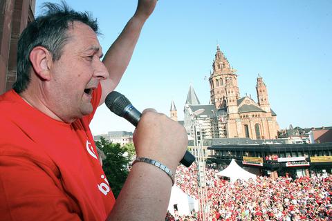 Bei den Aufstiegen in die Bundesliga peitschte Klaus Hafner den Fans vor dem Theater ein. Unser Bild zeigt die Feier im Jahr 2009. Foto: HBZett.fotocom/Henkel