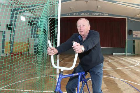 Dreimal war er Deutscher Meister im Sechser-Rasen-Radball, seit 60 Jahren ist er Vereinsmitglied, nun geht die Zeit für Toni Leber beim RV 1910 zu Ende. Foto: hbz/Jörg Henkel