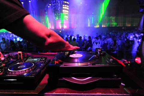 Ein DJ legt bei einer Techno-Party Musik auf. Symbolbild: dpa