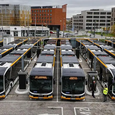 Die Luft soll sauberer werden, der Lärm weniger durch die imposante Flotte der neuen E-Busse. Auch drinnen stehen die Zeichen auf Zukunft: Die Kunden sollen WLAN nutzen können, außerdem stehen USB-Ladebuchsen zur Verfügung.