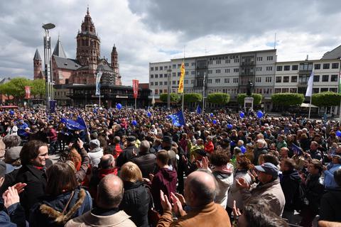 2017 kamen über 1000 Menschen zur ersten Pro-EU-Kundgebung vors Theater – das will PoE am Sonntag wiederholen. Foto: Max Lindemann