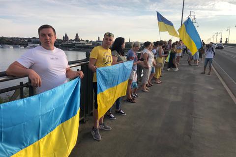 Am 24. August bildeten Demonstranten eine Menschenkette auf der Theodor-Heuß-Brücke, um an den Krieg in der Ukraine zu erinnern. Foto: Jörg Henkel