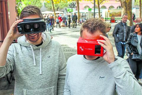 Bei einer „Walking Exhibition“ konnten Besucher die City-App von Mainzplus Citymarketing ausprobieren. Foto: hbz/Stefan Sämmer