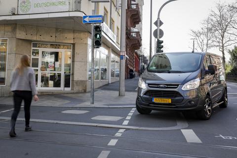 An der Ecke Parcusstraße/Bahnhofstraße kam es zum tödlichen Unfall. Ein SUV-Fahrer übersah beim Abbiegen das dreijährige Kind, das mit seinem Laufrad die Straße überquerte.