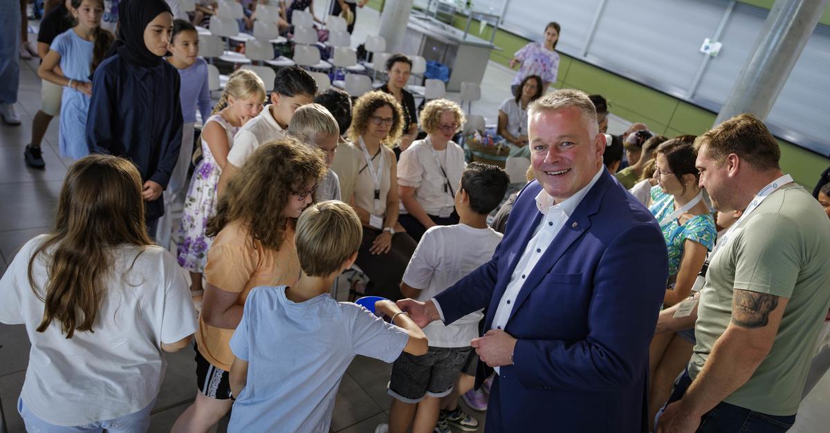 Minister-President Schnieder welcomes students of the Mainz IGS at the ...