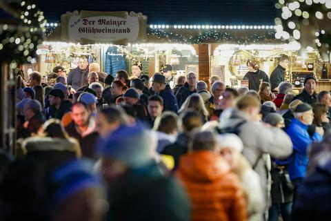 Der Andrang auf dem Mainzer Weihnachtsmarkt ist groß.