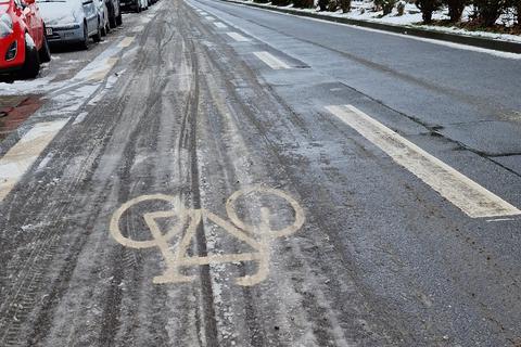 Nicht nur an der Unteren Zahlbacher Straße mussten Radfahrer am vergangenen Wochenende mit verschneiten Strecken vorliebnehmen.
