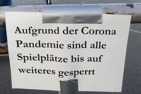 Obwohl die Spielplätze aufgrund der Corona-Pandemie gesperrt waren, tummelten sich Kinder und Erwachsene auf dem Mainzer Goethe-Platz. Foto: Sascha Kopp