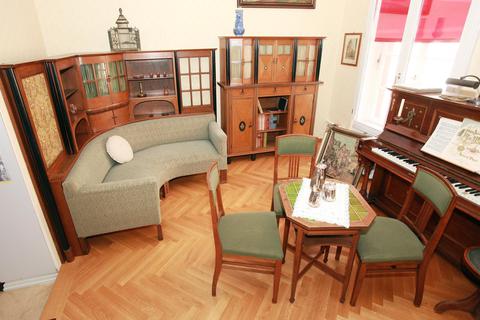  Auch wenn das Bembé-Zimmer mit einer Einrichtung des bekannten Mainzer Möbelschreiners großzügig aufgebaut ist, so fehlt es dem Museum insgesamt doch an Platz. 