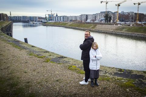 Alexander Kiefer und seine Tochter haben gemeinsam die ersten Ideen für das Naturschwimmbad im Zollhafen ausgearbeitet.                 Foto: Lukas Görlach 