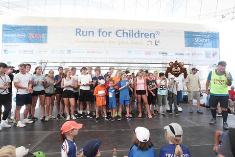 Die Siegermannschaft beim „Run for children“ waren erneut die „Schloss-Runners“ von Gastgeber Schott mit 106 Kilometern, gefolgt von den „Power Azubis“ (Schott) und der Sportjugend Rheinland-Pfalz (Gramenz). Foto: hbz/Judith Wallerius