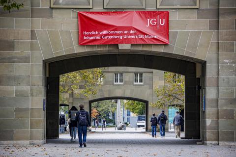 „Herzlich willkommen an der Johannes Gutenberg-Universität Mainz!“ Nach drei Online-Semestern begrüßt die JGU ihre Studenten wieder auf dem Campus. In allen Veranstaltungen gilt die 3G-Regelung. Foto: Harald Kaster