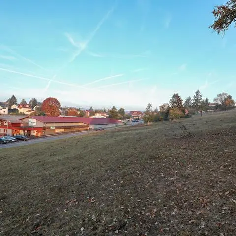 Auf dieser Wiese zwischen Kirch- und Langenbrombach soll das neue Feuerwehrhaus errichtet werden.