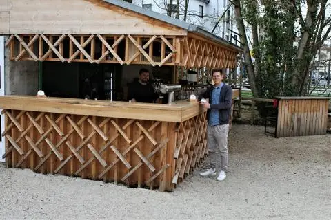 Stehen für den Neustart bereit (von links): Jan-Luca Merkel in und Marvin Hastert vor der Bar der „Brücke 7“. Foto: Manfred Giebenhain